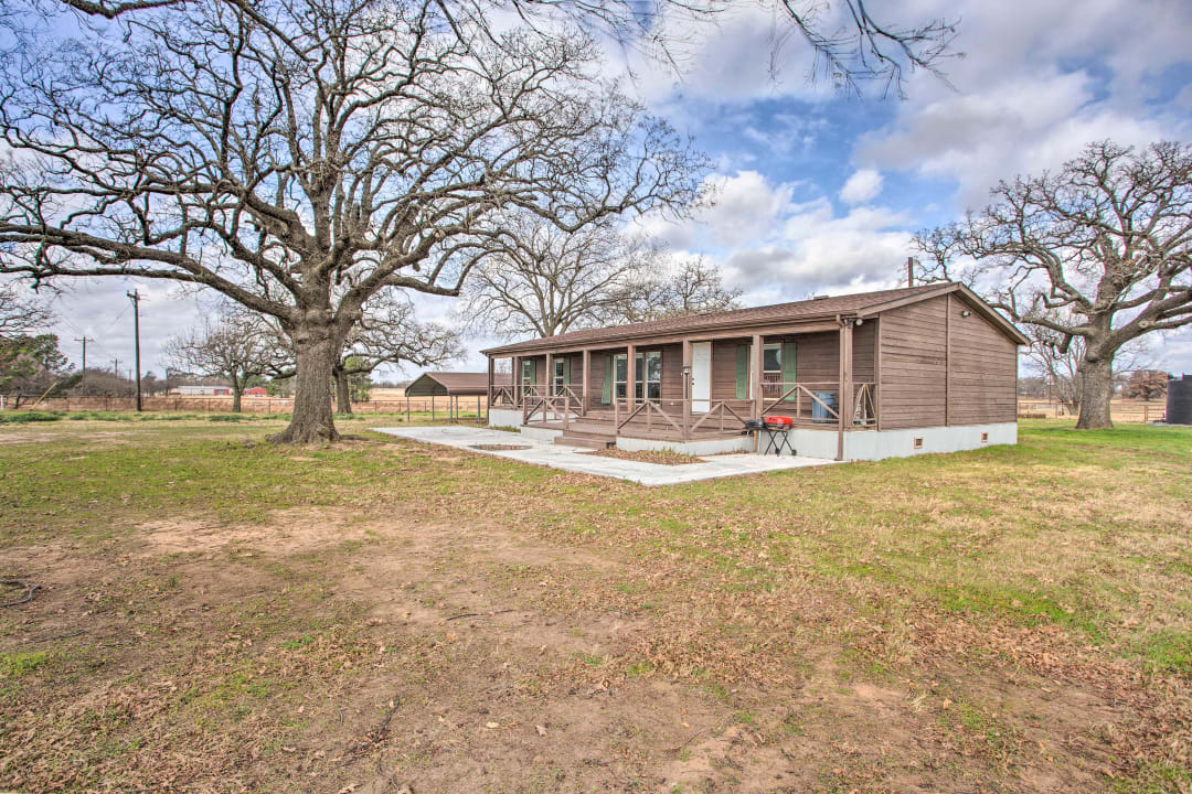 NEW! Cozy & Quiet Aubrey Getaway w/ Pasture Views!