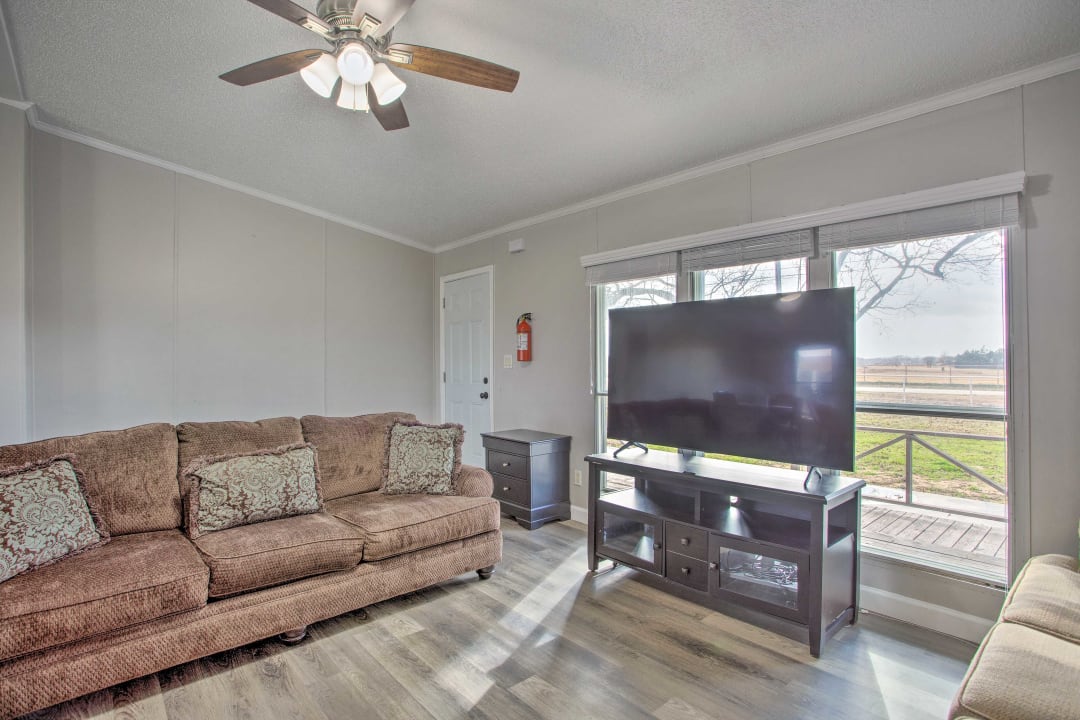 NEW! Cozy & Quiet Aubrey Getaway w/ Pasture Views!